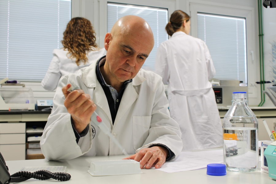 José Juan Gaforio, investigador del ceiA3, trabajando en el laboratorio