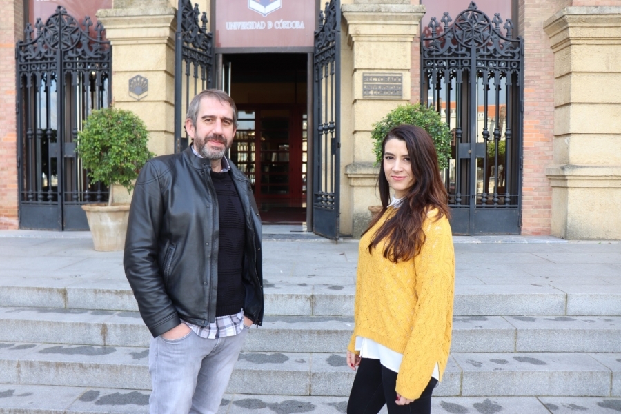 Los investigadores Rafael Peinado y Nieves López de Lerma, frente a la fachada del Rectorado