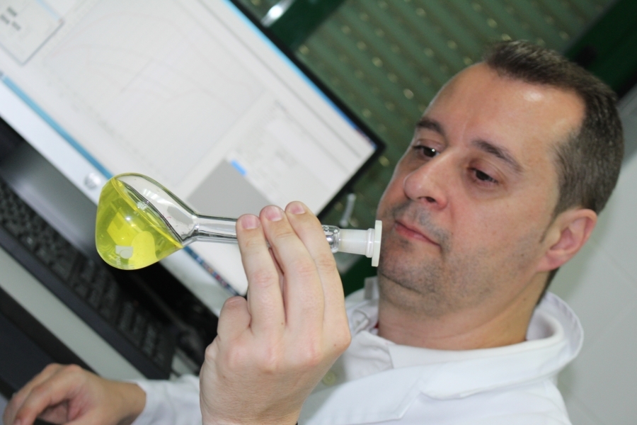 El profesor Rafael Madueño, perteneciente a un grupo de investigación del ceiA3, en su laboratorio